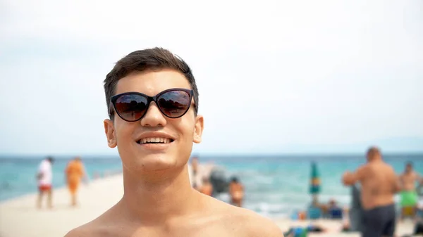 Sommerurlaub Und Personenkonzept Glücklich Lächelnder Junger Mann Mit Sonnenbrille Strand — Stockfoto