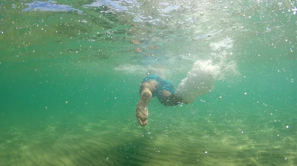 Seguimento Subaquático Homem Nadando Com Máscara Snorkeling Tiro Cúpula Gopro — Fotografia de Stock