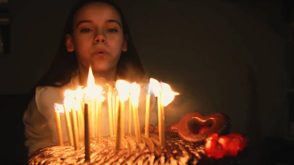 Adolescenta Danseaza Sarbatorind Ziua Nastere Lumanari Aprinse Tort Ciocolata — Fotografie, imagine de stoc
