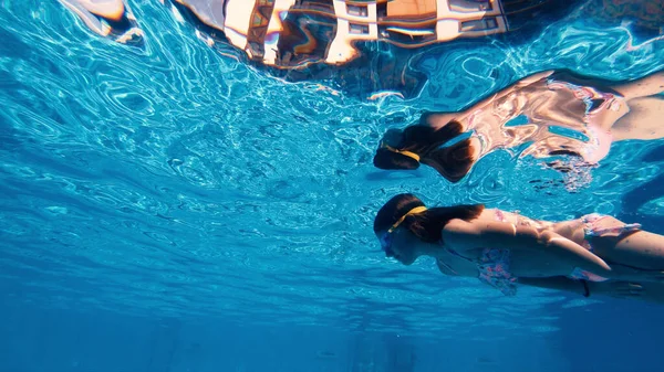 Menina Com Óculos Mergulho Uma Piscina Resort Luxo — Fotografia de Stock