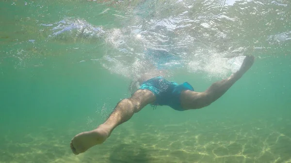 Unterwasserverfolgung Von Mann Schwimmend Mit Schnorchelmaske Torkuppelschuss — Stockfoto