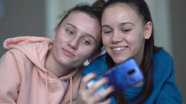 Дівчата Роблять Нове Селфі Відео Показуючи Різні Рукоділля — стокове фото