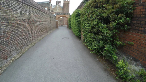 Turist Pov Promenader Den Formella Trädgården Hapton Court Palace Kingston — Stockfoto