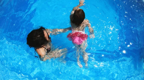 Bella Donna Dare Lezioni Nuoto Sua Figlia Piscina — Foto Stock