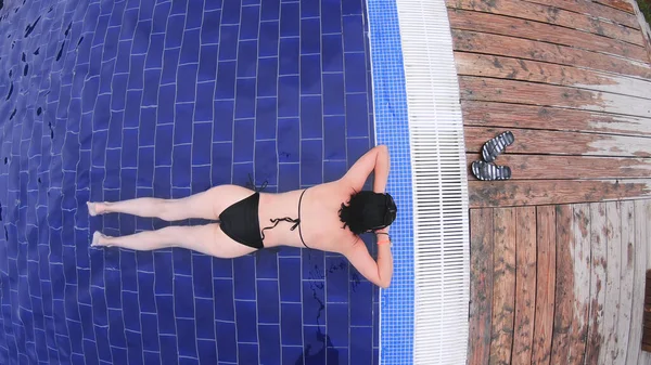 Mujer Relajante Piscina Termal — Foto de Stock