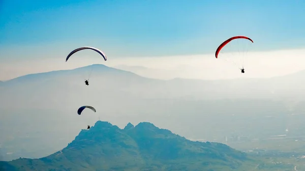 Gleitschirmfliegen Über Dem Gebirgstal Gleitschirme Fliegen Über Die Gipfel — Stockfoto