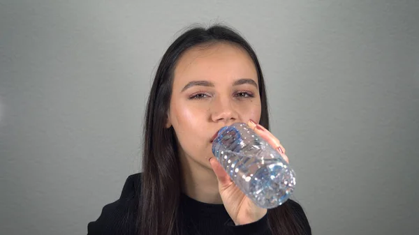 Mujer Joven Bebiendo Botella Agua — Foto de Stock