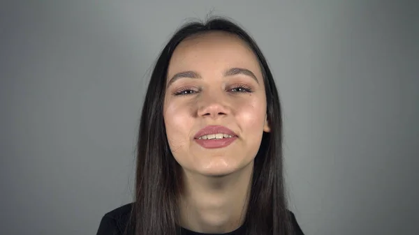 Menina Adolescente Feliz Irritado Com Coceira Nariz — Fotografia de Stock