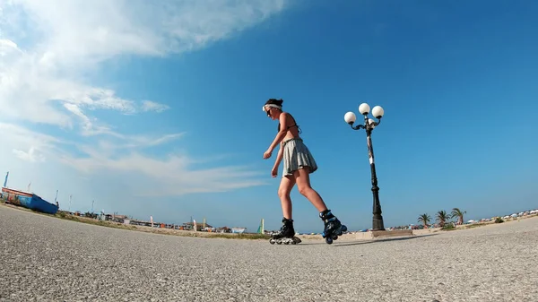 Låg Syn Tonåring Flicka Som Tränar Med Rollerblades Nära Havet — Stockfoto