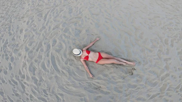 Retrato Estilo Vida Verano Una Mujer Bronceada Bastante Joven Disfrutando — Foto de Stock