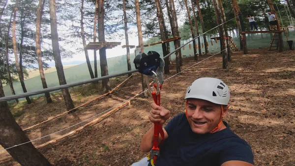 Oameni Fericiți Alunecând Zipline Cărucior Rutier Extreme Pădure Link Siguranță — Fotografie, imagine de stoc