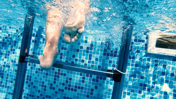 Vrouw Klimmend Metalen Trap Ladders Het Zwembad Onderwater Uitzicht — Stockfoto