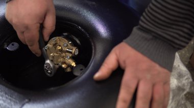 Bir arabanın bagajına sıvılaştırılmış petrol gazı (LPG) için bir gaz silindiri kurulması, Donut Tank LPG