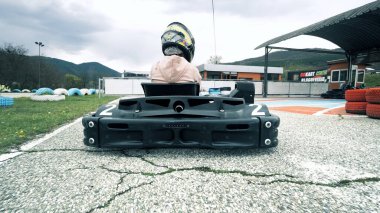 Bansko, Bulgaristan - 13 Ağustos 2018: Genç sürücü açık havada go kart, sinematik steadicam shot