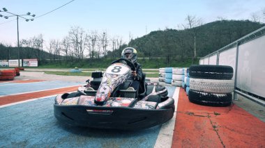 Bansko, Bulgaristan - 13 Ağustos 2018: pit stop, kart yarışı veya karting 'e girmek. Yarış arabaları pistte. Açık tekerli motor sporu