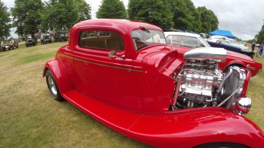 Londra, İngiltere - Temmuz 2017: Kırmızı retro araba açık artırmada