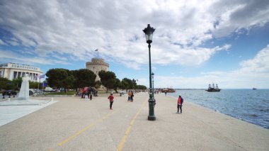 Selanik, Yunanistan - 15 Mayıs 2019: İnsanlar Nikis Bulvarı 'ndaki Selanik' te yürüyüş ve bisiklet sürüyorlar, yavaş çekim pov