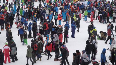 Bansko, Bulgaristan - 14 Aralık 2019: Bulgaristan 'ın Bansko kentinde yeni bir kayak sezonunun açılışında genç kayakçılar.