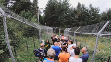 Belitsa, Bulgaristan - 25 Ağustos 2019: Bulgaristan 'ın Belitsa kentinde Dansçı ayılar parkını ziyaret eden turist