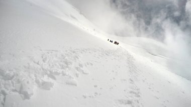 Dağcılar Alp dağlarına tırmanıyor, sis ve kötü hava koşullarında Mont Blanc 'a tırmanıyor.