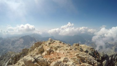 Triglav, Slovenya - Ağustos 2017: Julian Alps dağ sırası üzerine Triglav Panoraması. Dağcı pov tırmanışa geçti.