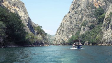 Küçük kanyon Matka teknesi ve Makedonya 'nın Üsküp kentindeki gölden inanılmaz manzara