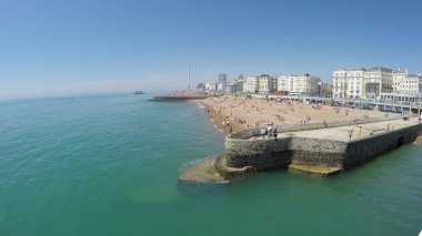 BRIGHTON, İngiltere - 09 Temmuz 2017: Brighton 'daki plajın havadan görünüşü ve İngiltere' nin tadını çıkaran turistler