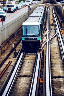 Paris, Fransa. La Defense yakınlarındaki Charles de Gaulle Bulvarı 'nda metro trenleri