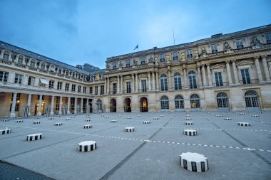 Palais Royal (Kraliyet Sarayı) Kardinal Richelieu tarafından 1629 yılında inşa edilmiştir. Avluda (Cour d 'Honneur), Daniel Buren' in 1986 yılında yapılmış büyük bir heykeli..