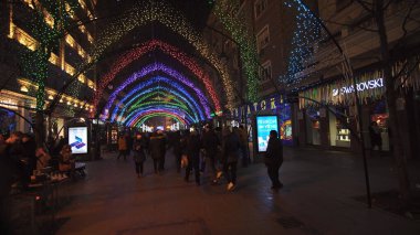 Üsküp, Makedonya - 01 Ocak 2020: Yılbaşı arifesinde halk meydanına çıkan kalabalık