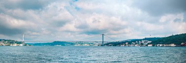 İstanbul Boğazı Köprüsü 'nün panoramik manzarası 15 Temmuz Şehitleri, Avrupa ve Asya' yı Ortakoy, Türkiye 'ye bağlayan Birinci Köprü