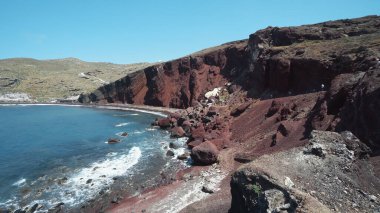 Kızıl plaj. Santorini, Cycladic Adaları, Yunanistan. Dünyanın en ünlü sahillerinden birine sahip güzel bir yaz manzarası..