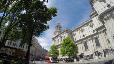 29 Haziran 2017 'de, güneşli bir günde St. Paul Katedrali' nin önünden iki katlı bir gemi geçti.