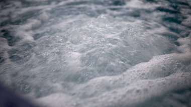 Jetin baloncuklarıyla dolu kapalı jakuzi havuzu