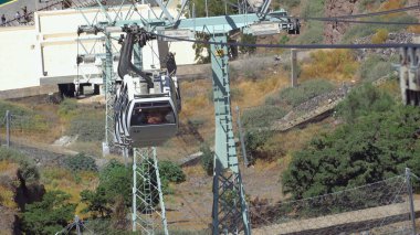 Santorini, Yunanistan. Fira 'dan limana giden teleferiğin Caldera manzarası, Santorini, Yunanistan