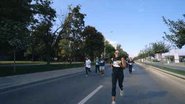 Üsküp, Makedonya - 06 Ekim 2019: Sporcular koşu maratonunda sokakta koşuyorlar