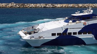 Yunanistan 'ın Naxos Adası' ndan çok hızlı bir tekne, güneşli bir havada yola çıkıyor.