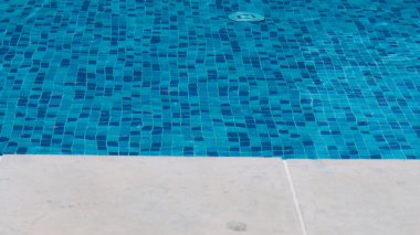 Havuzun kenarında ve güneşli bir günde su sörfü, boş bir havuz.