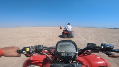 Mısır 'ın Sharm el Sheikh yakınlarındaki çölde bisiklet sürmek. ATVSand ve Sand Borkhan' daki çöl off-road maceraları. Kaya ve gün batımı. Dörtlü Bisiklet Seyahati. İnsanlarla Gezinti.