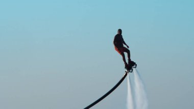 Santorini, Yunanistan - 26 Ağustos, 2019: Tropikal deniz ve su sporları alanında profesyonel profesyonel bir uçuş sörfçüsü. Yaz tatili açık hava sporu