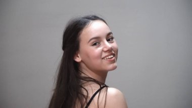 Güzel İspanyol uzun saçlı kadın model dön ve kameraya gülümse.