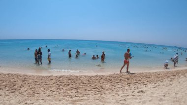 Hurghada, Mısır - 14 Sep, 2019: Giftun Adası sahilinde turistler, Hurghada, Mısır