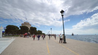 Selanik, Yunanistan - 15 Mayıs 2019: İnsanlar Nikis Bulvarı 'ndaki Selanik' te yürüyüş ve bisiklet sürüyorlar, yavaş çekim pov