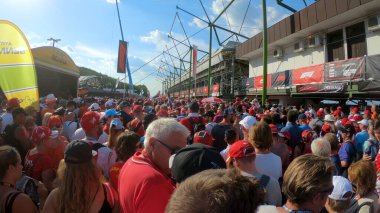 Budapeşte, Macaristan - Haziran 2018: Sepang Uluslararası Pisti Macar Formula 1 (F1) Grand Prix ön gösterimleri sırasında Pitlane 'deki insanlar