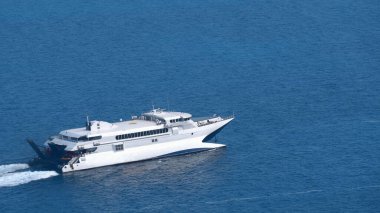 Gündüz vakti lüks yatta hava manzarası. Macera ve seyahat. Santorini 'deki gemiyle peyzaj. Lüks gemi seyahati