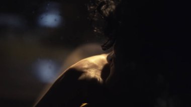 Kadın yolcu, şehirlerarası yolda giderken arabada uyuyor.