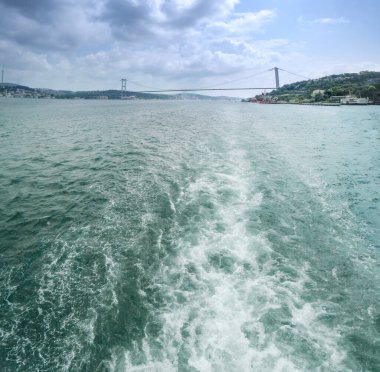 Turist vapurundan görülen Boğaz Köprüsü 'nün panoramik görüntüsü