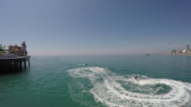BRIGHTON, İngiltere - 09 Temmuz 2017: Güneşli bir yaz gününde Brighton, İngiltere 'de jet ski sürmek