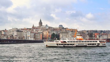 İstanbul, Türkiye - 14 Mar, 2020: İstanbul 'da Galata Kulesi. İstanbul 'un İstanbul şehrinin parlak gökyüzünde boğazı, martıları ve tekneleriyle manzarası