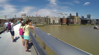 LONDON, ENGLAND- 29 Haziran 2017: Milenyum Köprüsü 'ndeki turistler güzel güneşli bir günde Çömlek ve St. Paul Katedrali' nin manzarasını merak ediyorlar.